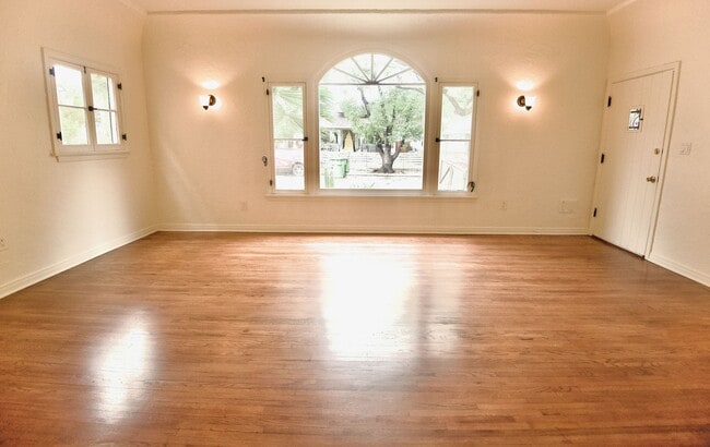 4755 Wiota St in Los Angeles, CA - Foto de edificio - Building Photo