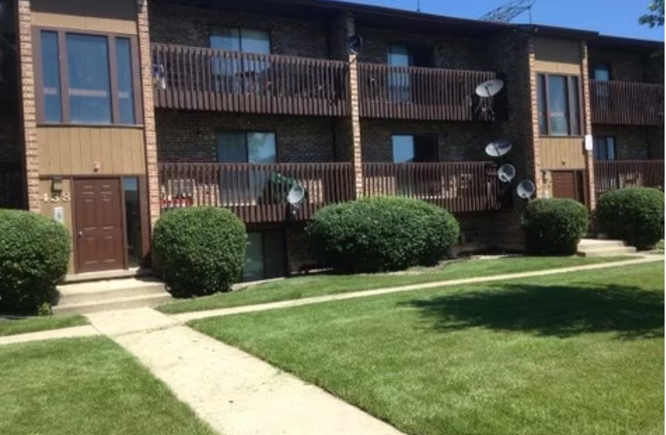 Perry Grove Apartments in Elk Grove Village, IL - Foto de edificio