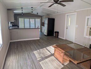 158 W Taylor in Liberty, TX - Building Photo - Building Photo