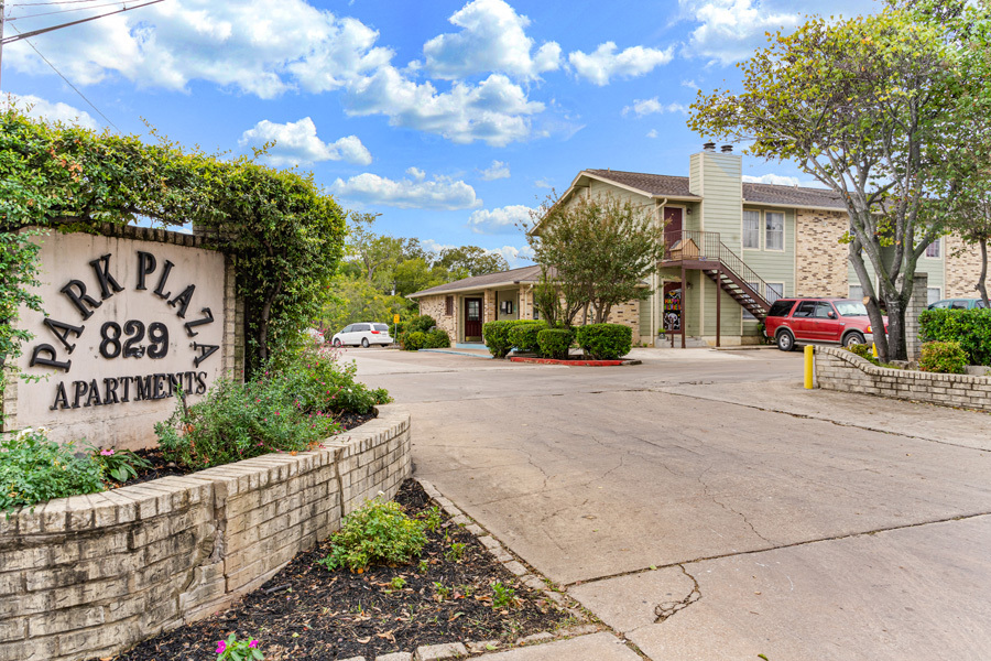 Park Plaza in Austin, TX - Foto de edificio