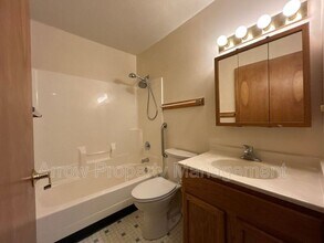 731 E Crawford St in Clay Center, KS - Building Photo - Building Photo