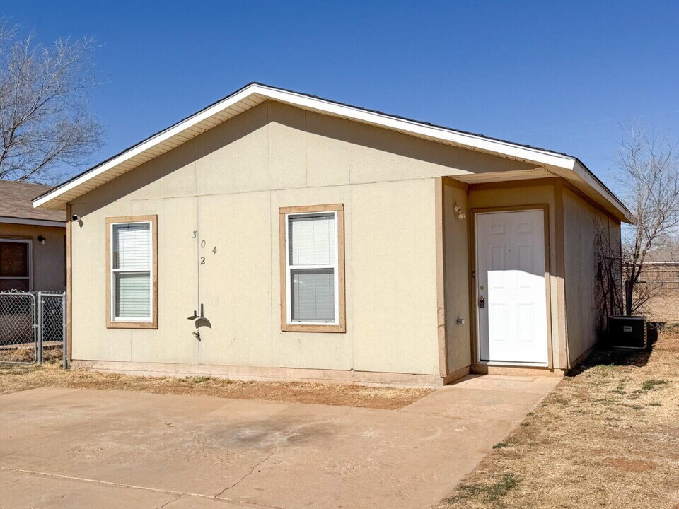 304 81st St in Lubbock, TX - Building Photo