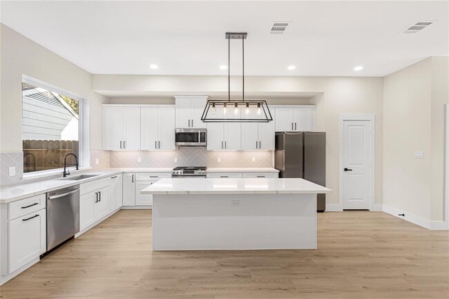 6835 Weston St in Houston, TX - Building Photo - Building Photo