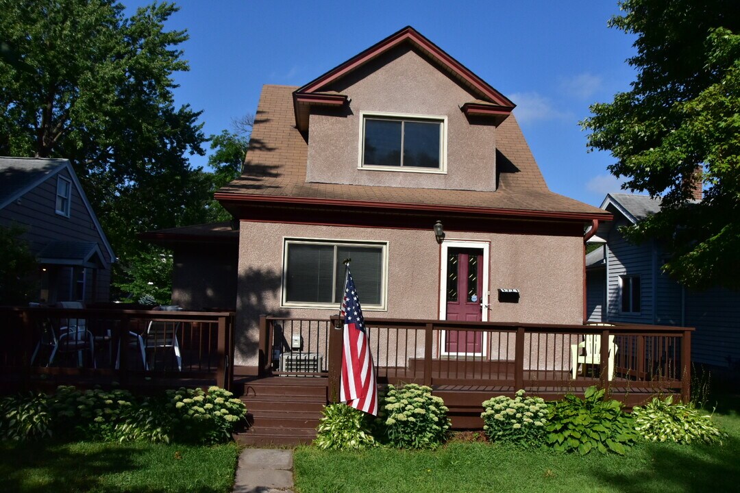 1771 Eustis St in Lauderdale, MN - Foto de edificio