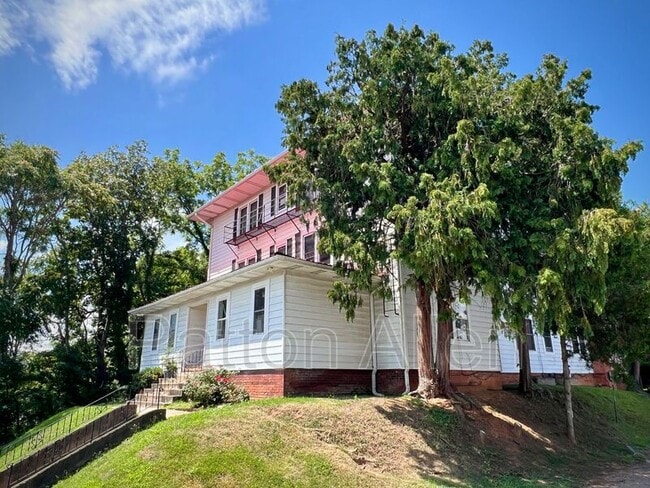 property at 43 Ravenscroft Dr