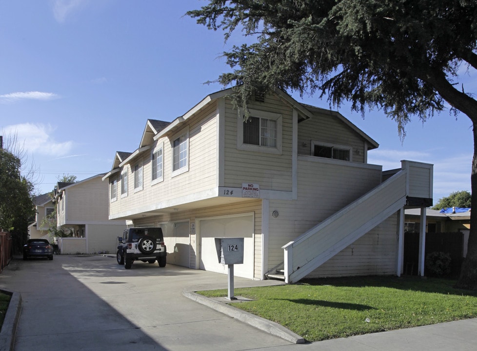 124 W Truslow Ave in Fullerton, CA - Foto de edificio