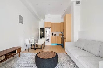 19 St Marks Pl in New York, NY - Foto de edificio - Building Photo