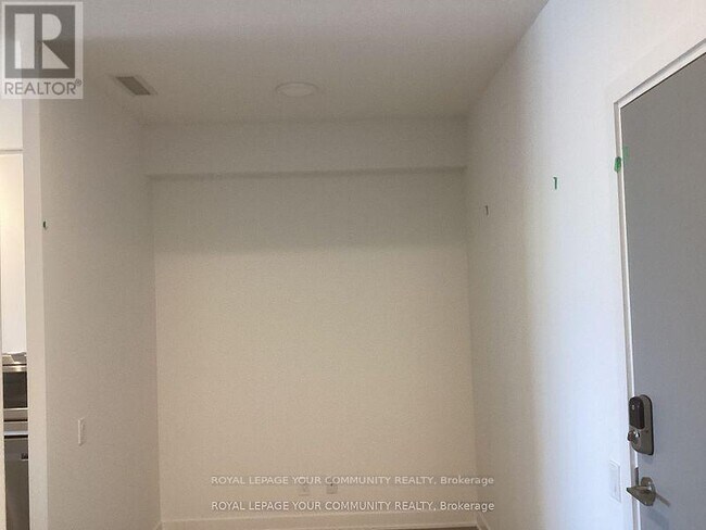 30 Upper Mall Wy in Vaughan, ON - Building Photo - Building Photo