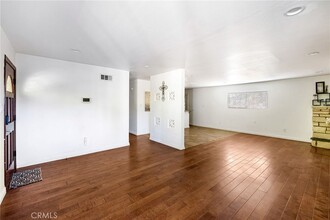 7044 White Oak Ave in Los Angeles, CA - Foto de edificio - Building Photo