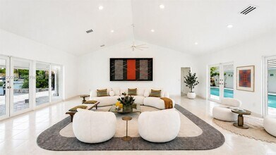 141 Cape Florida Dr in Key Biscayne, FL - Building Photo - Building Photo