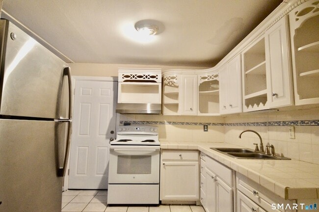 136 Forest Rd in West Haven, CT - Foto de edificio - Building Photo