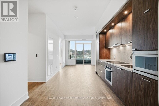 259 The Kingsway in Toronto, ON - Building Photo - Building Photo