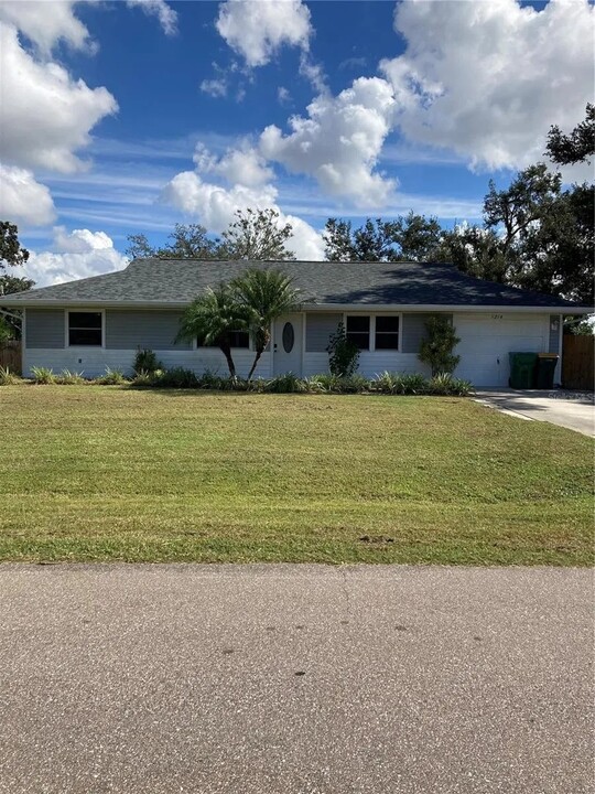 1214 Ramsdel St in Port Charlotte, FL - Foto de edificio