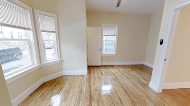 8 Claremon St, Unit 1 in Somerville, MA - Foto de edificio - Building Photo