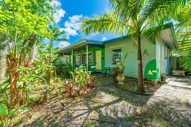 2204 NW 3rd Ave, Unit 1-2 in Wilton Manors, FL - Foto de edificio - Building Photo