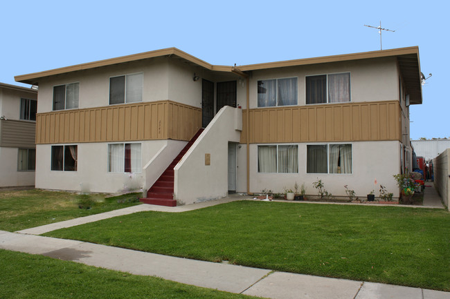 2948 Peppertree Ln in Costa Mesa, CA - Foto de edificio - Building Photo