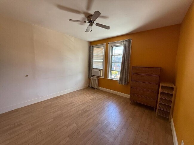 2132 42nd St, Unit Room for Rent in Astoria, NY - Foto de edificio - Building Photo