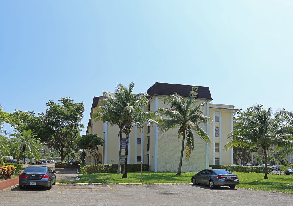 Capri Gardens Condominiums in Miami, FL - Building Photo