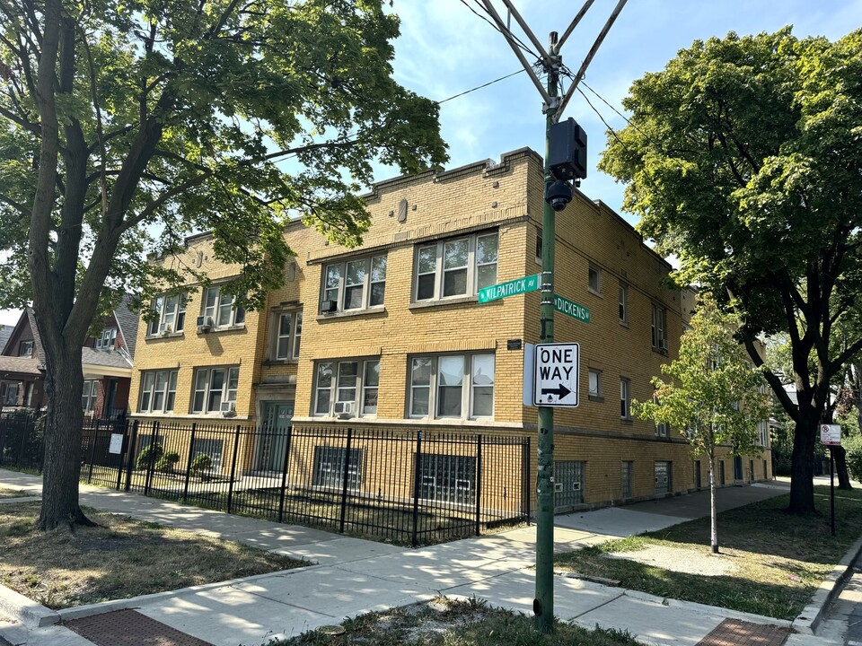 2056 N Kilpatrick Ave in Chicago, IL - Building Photo
