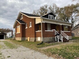 221 Main St in East St. Louis, IL - Building Photo