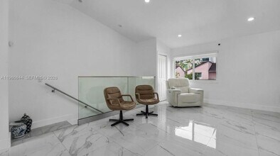 8033 Lake Dr in Doral, FL - Building Photo - Building Photo