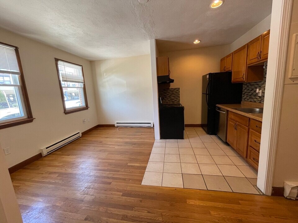 204 H St in Boston, MA - Building Photo