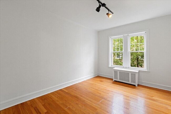 property at 1439 W Elmdale Ave