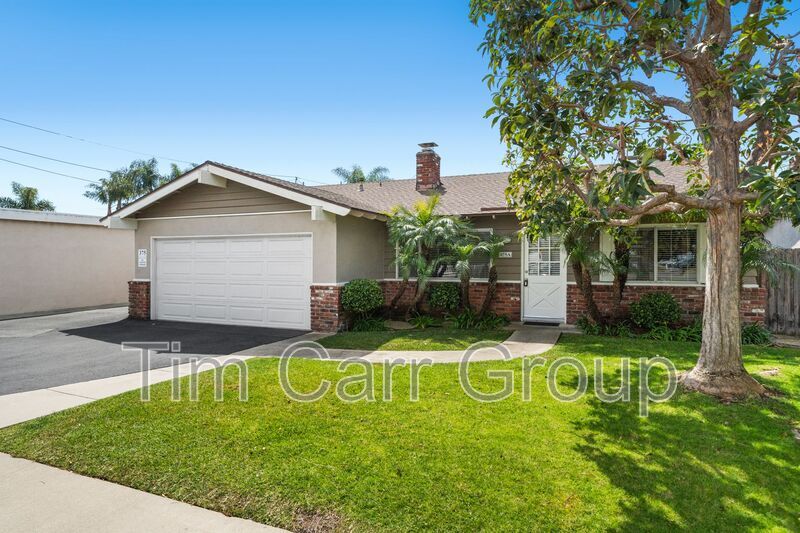 375 Woodland Pl in Costa Mesa, CA - Building Photo