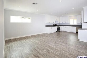 7435 Collett Ave in Van Nuys, CA - Foto de edificio - Building Photo