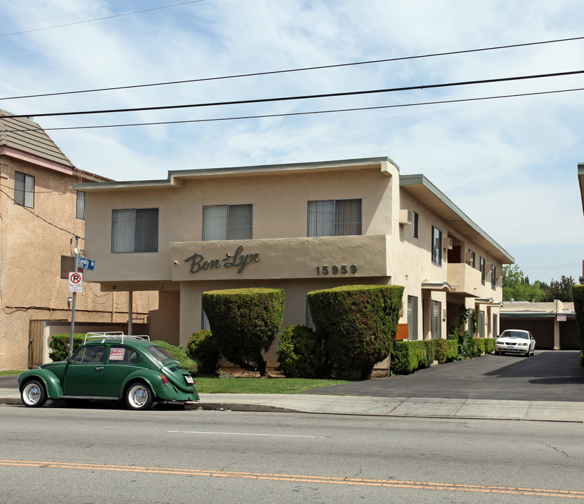 15959 Vanowen St in Van Nuys, CA - Building Photo