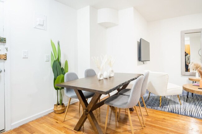 220 E 49th St in New York, NY - Building Photo - Building Photo