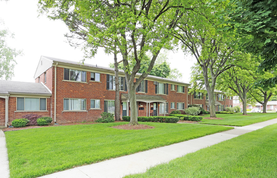 Pinewood Court Condominiums in Sterling Heights, MI - Foto de edificio