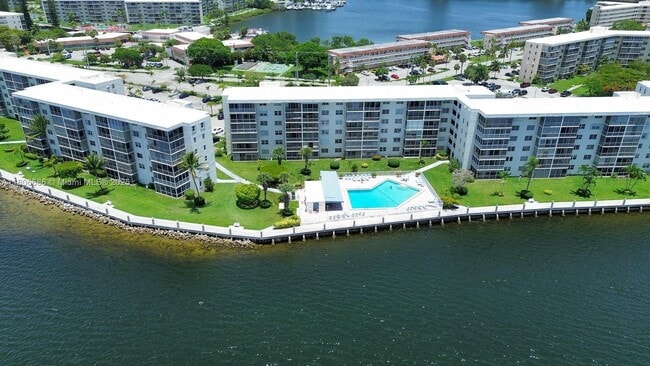 3010 Marcos Dr in Aventura, FL - Building Photo - Building Photo