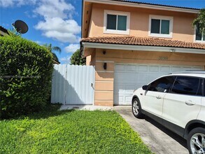 14300 SW 161st Pl in Miami, FL - Foto de edificio - Building Photo