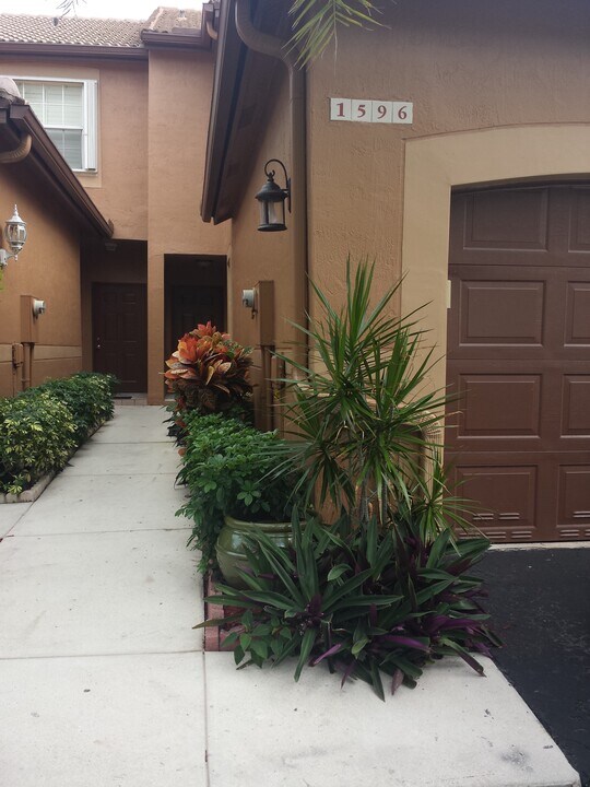1596 Coronado Rd in Weston, FL - Building Photo