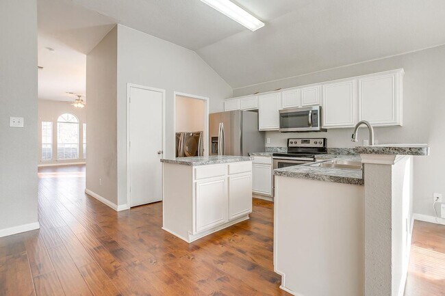 927 Simon Dr in Cedar Hill, TX - Foto de edificio - Building Photo