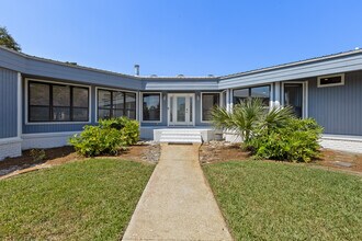 1151 Ceylon Ct in Gulf Breeze, FL - Foto de edificio - Building Photo