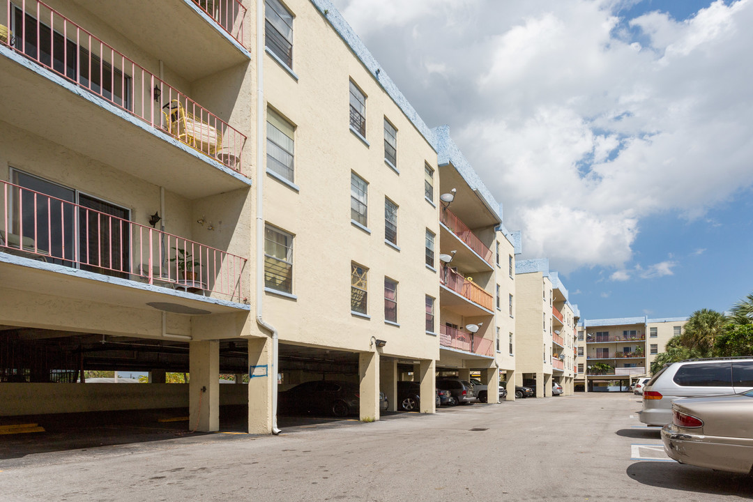 Granada Gardens in Opa Locka, FL - Building Photo