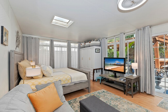 300 Entrada Dr in Santa Monica, CA - Building Photo - Building Photo