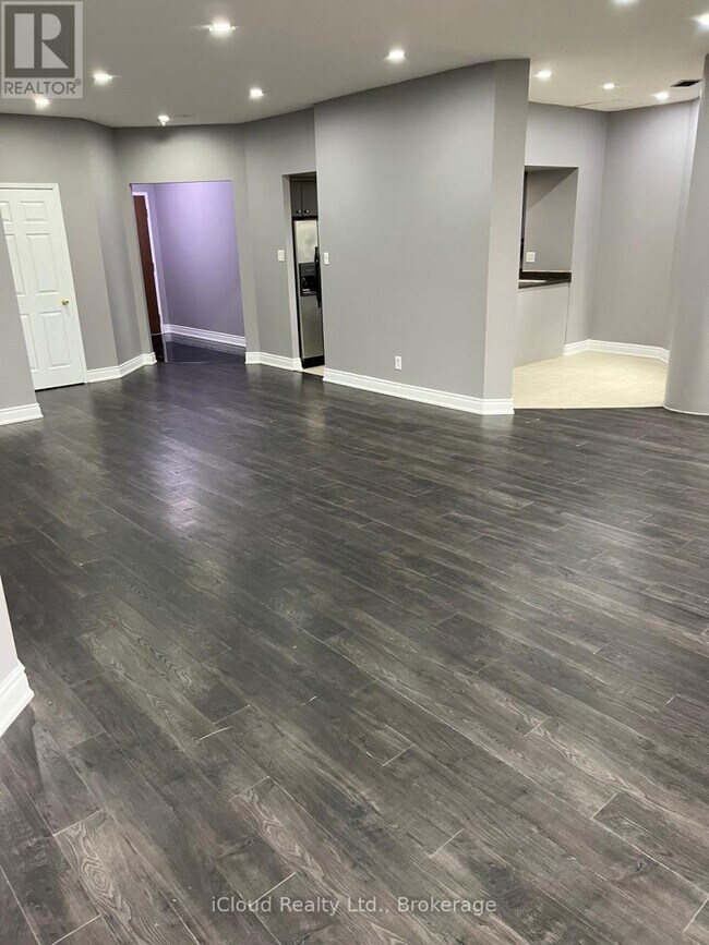5457 Meadowcrest Ave in Mississauga, ON - Building Photo - Building Photo