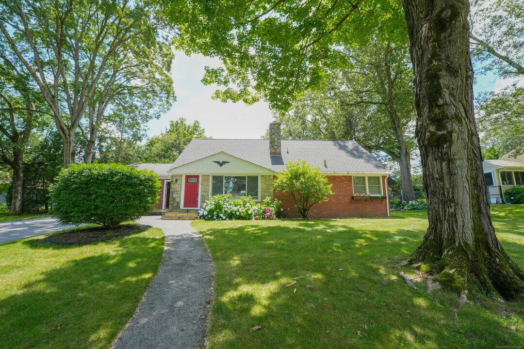 70 Oakridge Rd in Waterbury, CT - Building Photo