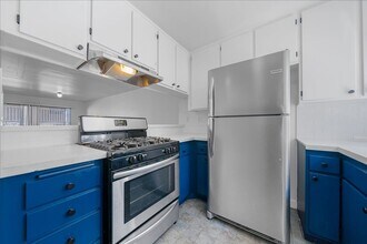 448 W Windsor Rd in Glendale, CA - Building Photo - Building Photo