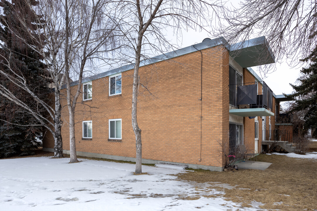 2420 1 St NW in Calgary, AB - Building Photo