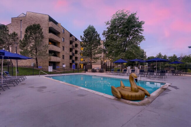Lakeview Towers at Belmar in Lakewood, CO - Building Photo - Building Photo