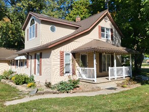 19573 Co Rd 146 in New Paris, IN - Foto de edificio - Building Photo
