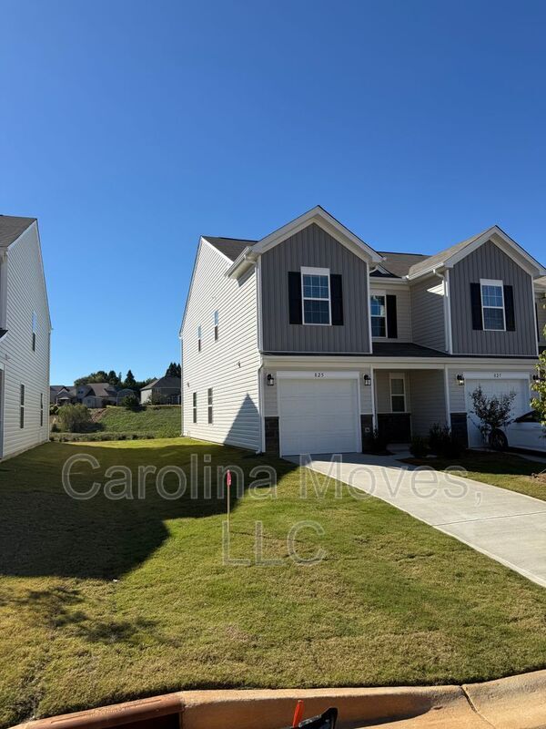 825 Powder Br Dr in Reidville, SC - Building Photo - Building Photo