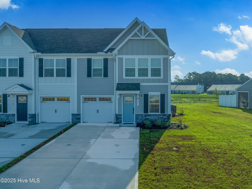 3111 Edgehill Dr in Navassa, NC - Building Photo