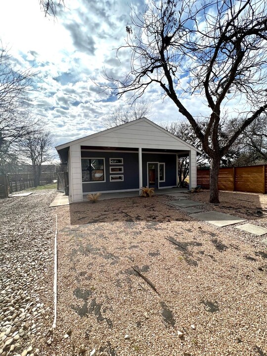 3401 Oak Springs Dr-Unit -B in Austin, TX - Building Photo