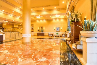 8390 SW 72nd Ave in Miami, FL - Foto de edificio - Building Photo