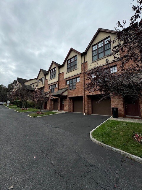 357 Central Park Ave in Scarsdale, NY - Building Photo